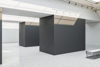 Comment les cloisons modulaires s’intègrent dans le respect des normes muséales ?